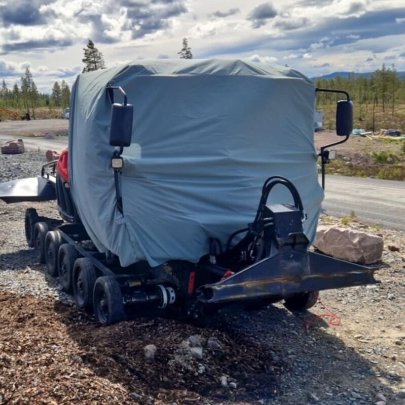 Skyddsöverdrag till hytt på pistmaskin.